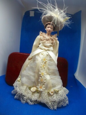 SCHÖNE VIKTORIANISCHE DAME IN EINEM HELLBEIGEN KLEID MIT GÄNSEBLÜMCHENFRONT FÜR EIN PUPPENHAUS