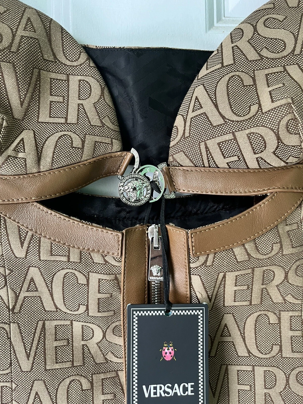 Mini abito nuovo con etichette Versace logo tutto over tela finiture in pelle con finiture in pelle $3050 taglia 6 US 42 IT