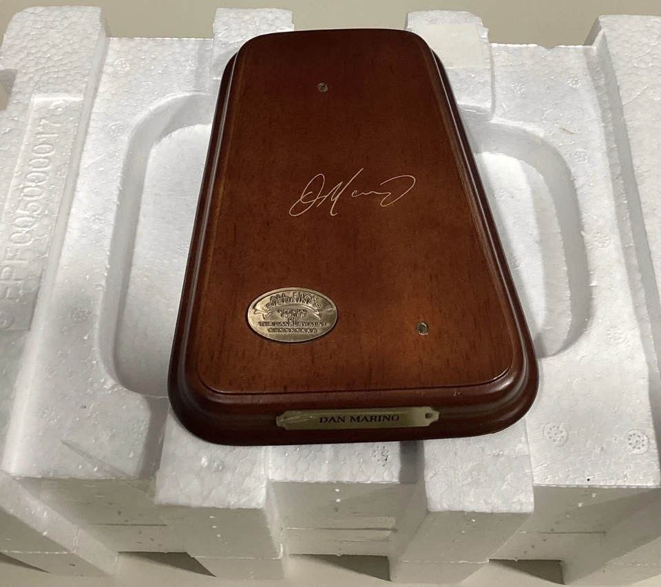 Danbury Mint Dan Marino NFL 公仔迈阿密海豚队雕像 — 第 3/4 张图片