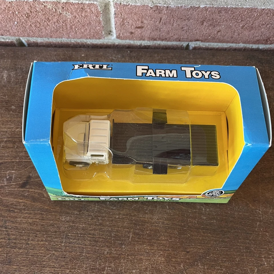 Ertl Farm Country International Implement Hauling Flatbed 1987 Made in USA - Image 3 of 4