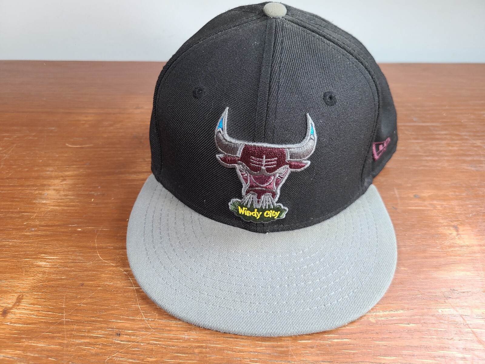 Chicago Bulls New Era NE 59Fifty Cap Hat Red Fitted Size 7 3/8 Black Windy City
