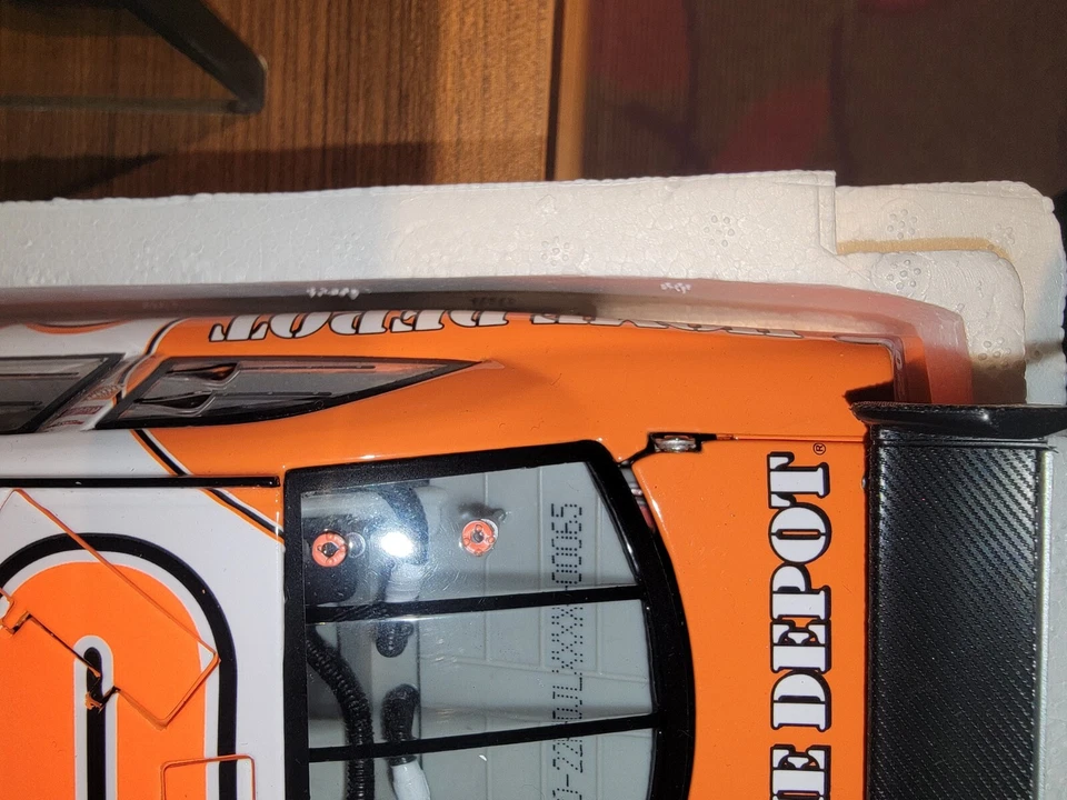 Cuna Elite Camry 2010 autografiada Joey Logano #20 Home Depot - 1:24 #65/120 Foto 4 de 4