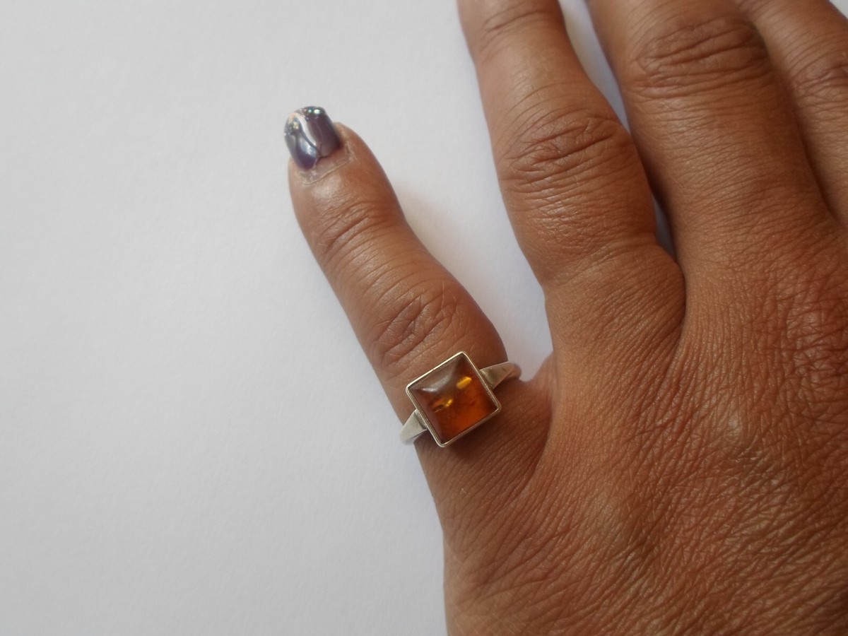 Bague En Argent Massif Avec Incrustation D'ambre - Taille 51, Occasion Mais élégante