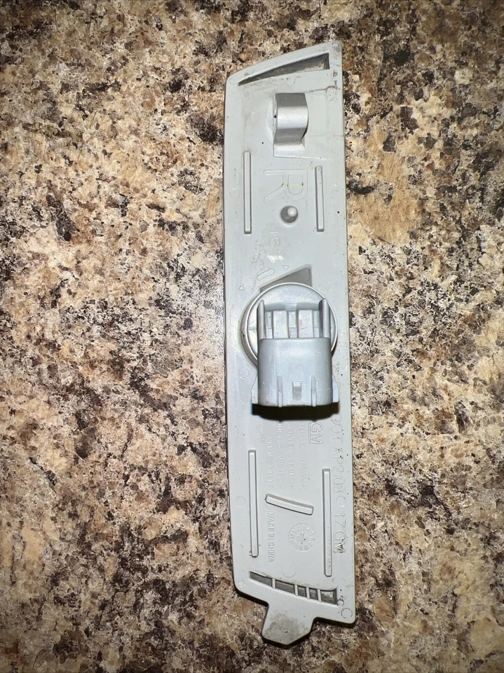 08 - 12  CHEVROLET   MALIBU  ORIGINAL  LEFT /RIGHT REAR  MARKER LIGHTS - Image 3 of 4