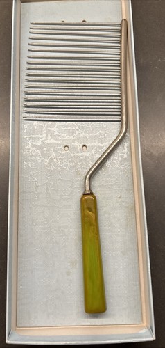 Trancheuse à gâteaux vintage vert/jaune/marron tourbillon manche bakélite broches métal - Photo 6/6