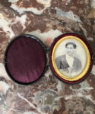 Ein antikes Foto im ovalen roten morrokanischen Lederetui hinter Glas mit einem g