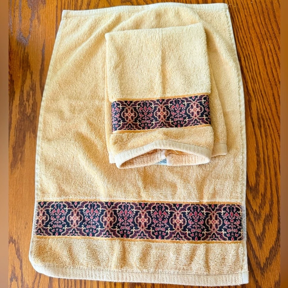 Juego de 2 toallas de mano Waverly de algodón amarillo dorado con detalles rojos y negros Foto 3 de 4