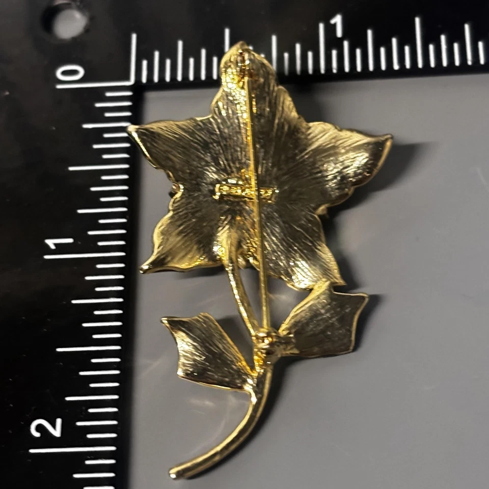 Broche prendedor firmado Monet Poinsettia rojo verde estrás tono dorado Navidad Foto 3 de 4