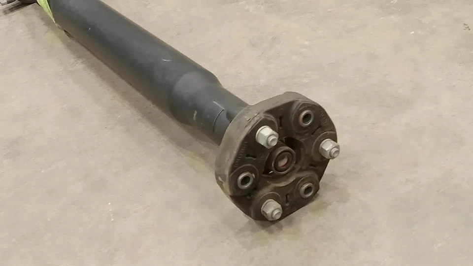 2010-2015 Chevrolet Camaro V8 SS Automatic 2 Piece Driveshaft OEM Foto 3 de 4