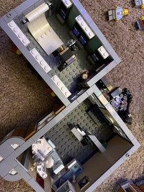 LEGO (10255) Expert Assembly Square Modular W/ Minifigures No Instructions