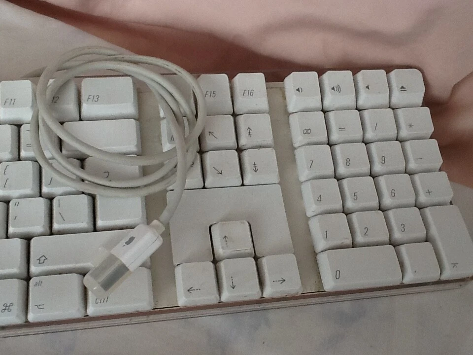 Genuine Apple USB Wired Keyboard Model No: A1048  - UK Layout -  Clear / White - Image 2 of 4