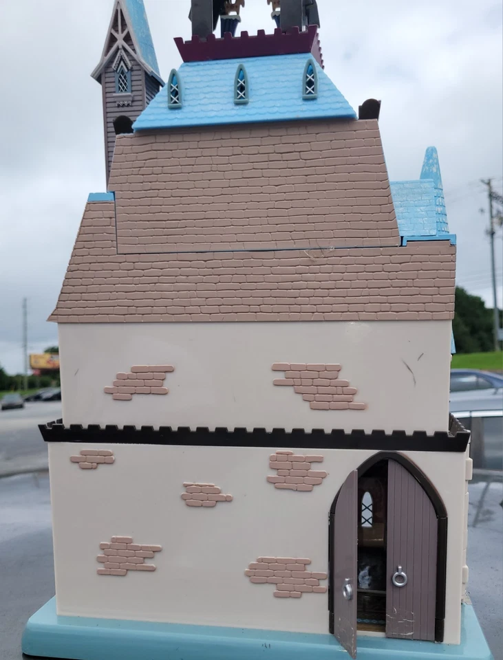 Casa de muñecas Castillo de Arendelle FROZEN exclusiva de Disney Store Londres. Puertas sueltas Foto 2 de 3