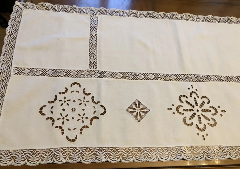 ancien dessus de meuble en lin blanc et dentelle brodé mains 119 cm x 55 cm - Photo 2/4