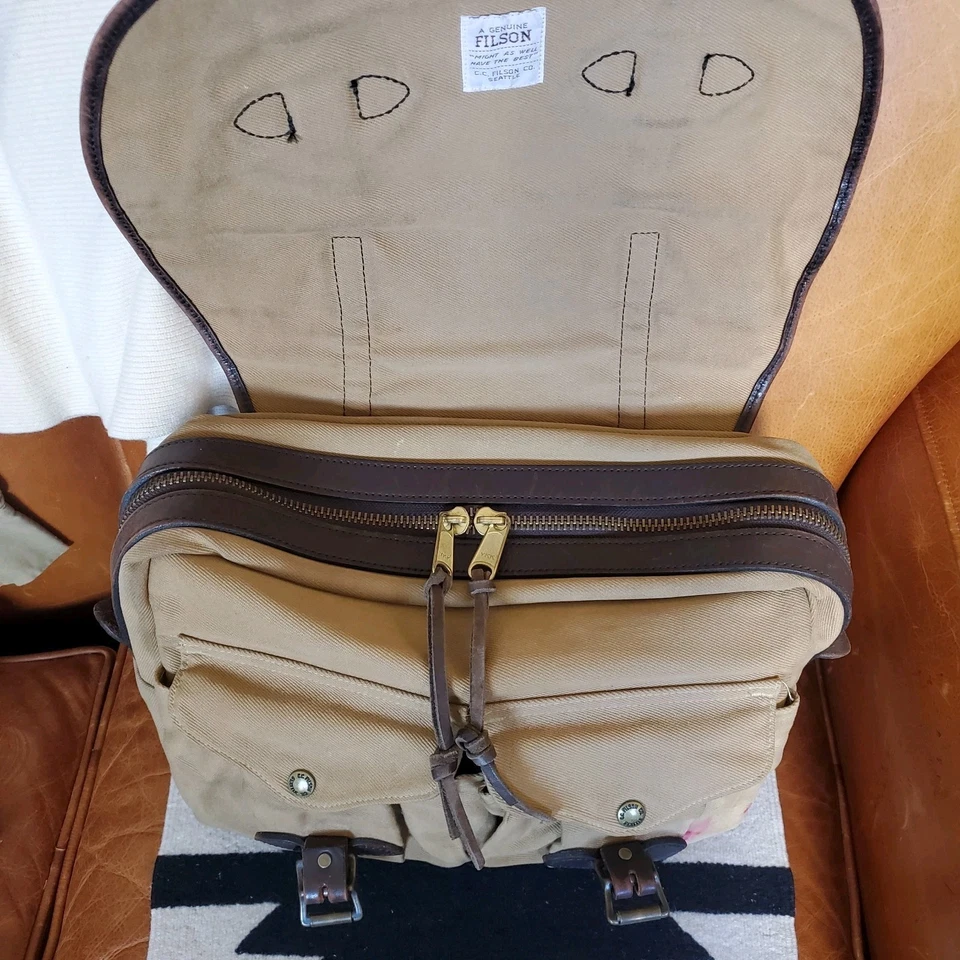 Bolso de hombro Filson mediano de cuero tostado con brida Foto 3 de 4