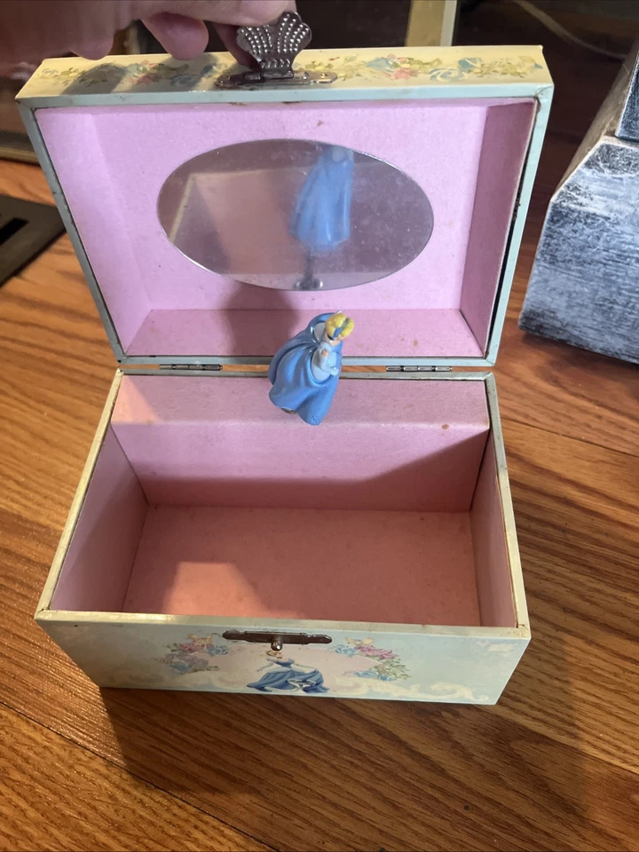 Винтажная шкатулка для украшений Disney Princess Cinderella RN#97208 играет музыку - Изображение 2 из 4