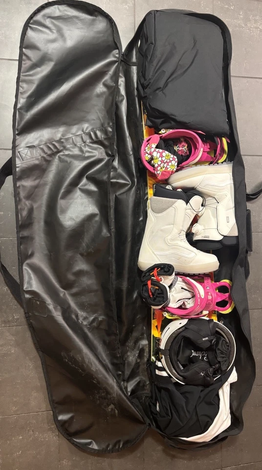 Equipo de snowboard, botas, guantes, gafas, casco, tabla y fijaciones Foto 2 de 4