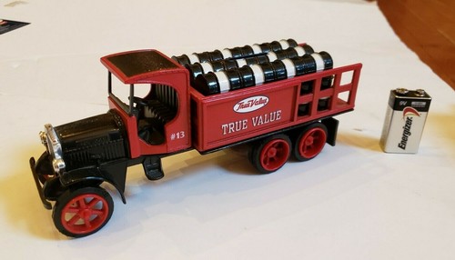 VINTAGE True Value Hardware 1925 KENWORTH STAKE TRUCK Barrels ERTL Die Cast Bank - 第 1/12 張圖片