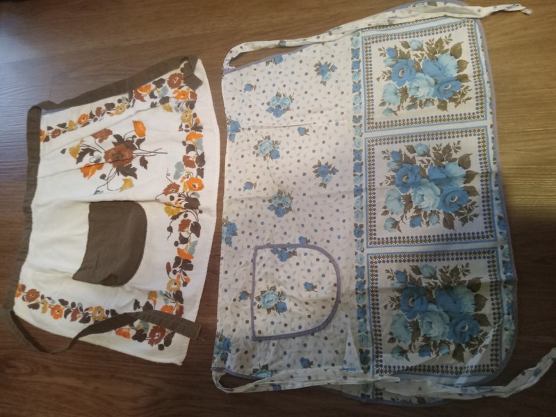  2 vintage  Half  apron With pocket 1 Is Parisian Prints(cotton). Other No Tag