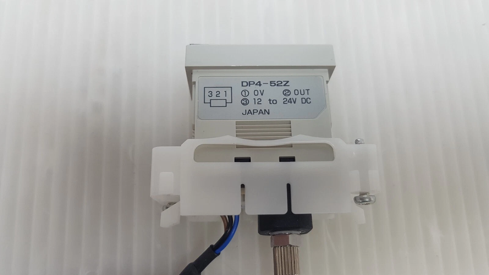SUNX DP4-52Z rear label: 1 0V, 2 OUT, 3 12 to 24V DC, Japan