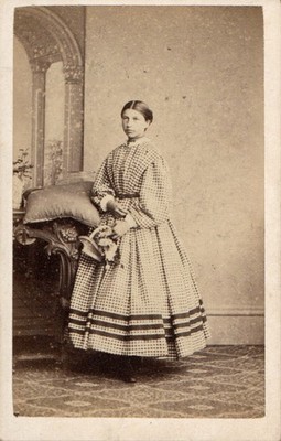 RODGER ST ANDREWS SCHOTTLAND CDV MÄDCHEN KARIERTES KLEID MIT STREIFEN VIKTORIANISCHE MODE