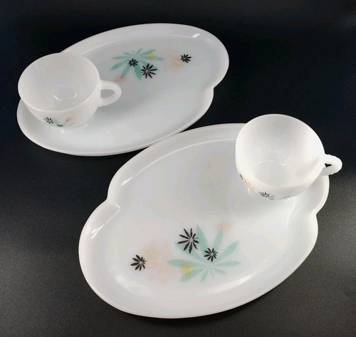 FEDERAL 1950 "Atomic Flowers" MCM White Milk Glass Snack 2 Plates & 2 Cups Vtg - Picture 1 of 10