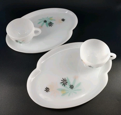 FEDERAL 1950 "Atomic Flowers" MCM White Glass Snack  2 Plates & 2 Cups Retro