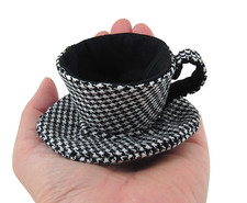 ❤️Handarbeit❤️Miniatur Teetasse Haarspange - Schwarz Kariert Wolle *Alice im Wunderland*