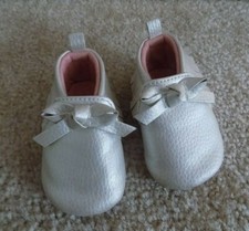 Just One by Carter Baby Girls Crib Shoes 3-6 months