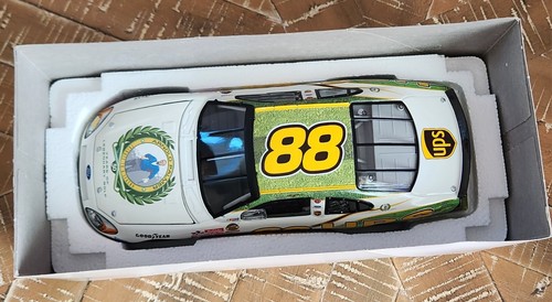2004 Dale Jarrett #88 Arnold Palmer UPS Ford Taurus 1:24 Limited Edition - Picture 5 of 16