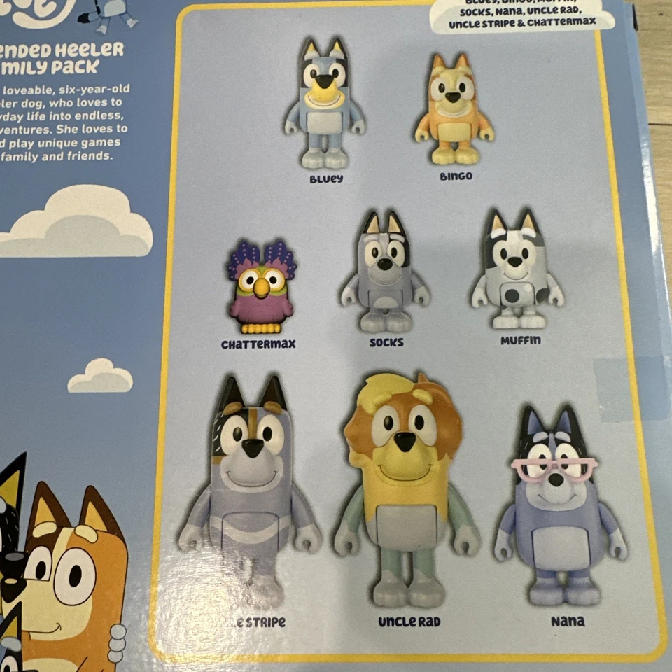 BLUEY EXTENDED FAMILY HEELER PACOTE COM 8 BONECOS Chattermax Nana Uncle Stripes Rad - Imagem 3 de 3