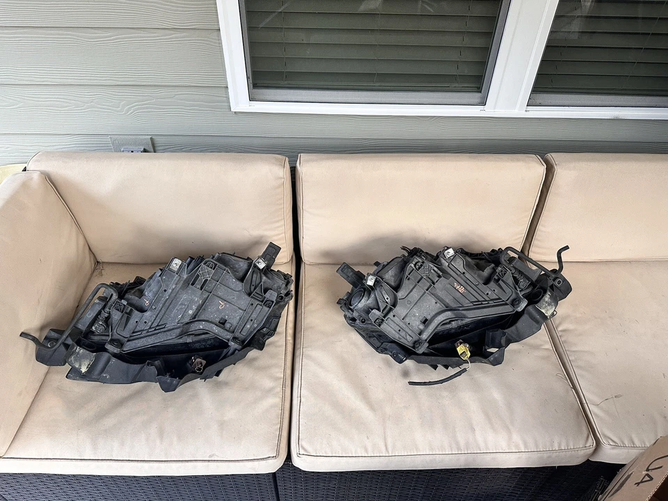 Audi A4 09-12 Full Headlight Assembly With Brackets - Image 3 of 4