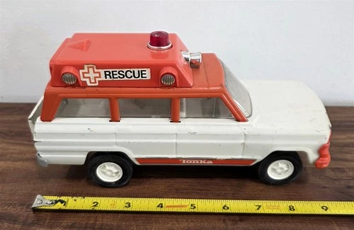 T-81 VINTAGE 70'S TONKA PRESSED STEEL 9" AMBULANCE RESCUE JEEP VEHICLE