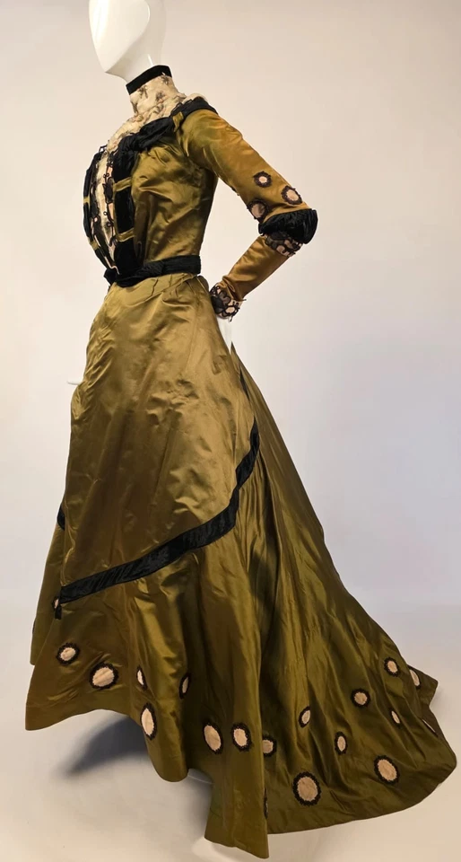 MOST OPULENT VICTORIAN 1890’S GREEN SILK DRESS W EMBR + BUBBLE APPLIQUES + TRAIN - Image 4 of 4