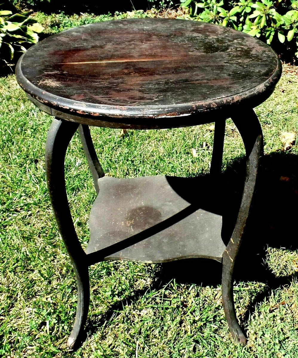 End table deals with shelf underneath