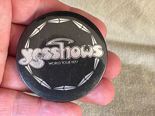 YES YESSHOWS WORLD TOUR 1977 VINTAGE METAL PIN BADGE WAKEMAN ANDERSON SQUIRE 57m