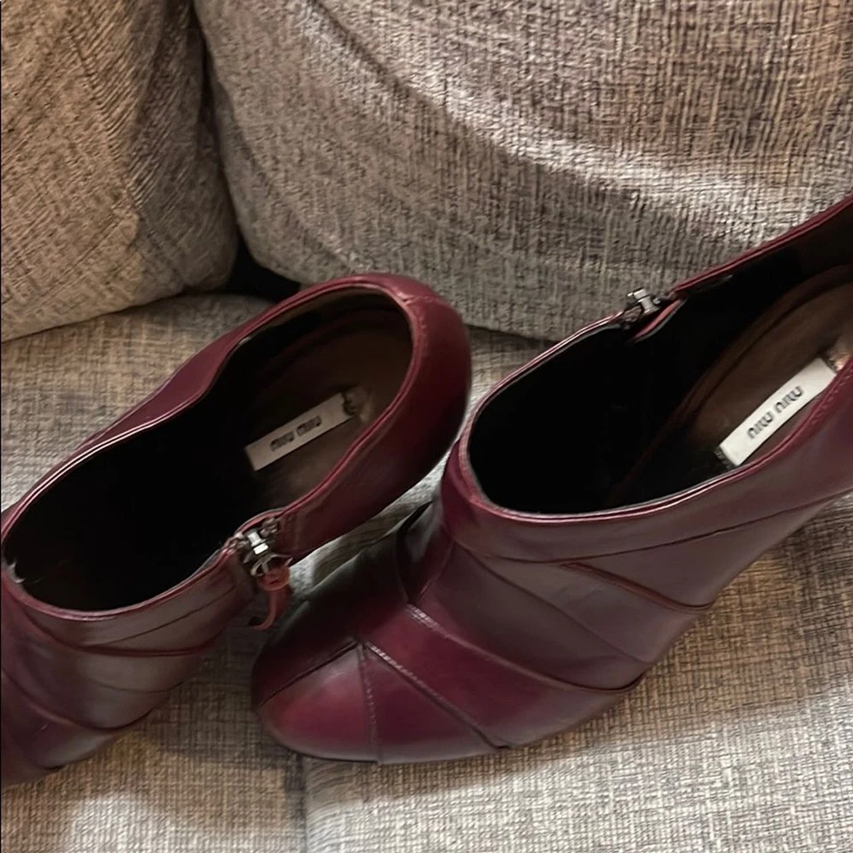 Botas de Tacón Miu Púrpura con Diseño Clásico Foto 2 de 4