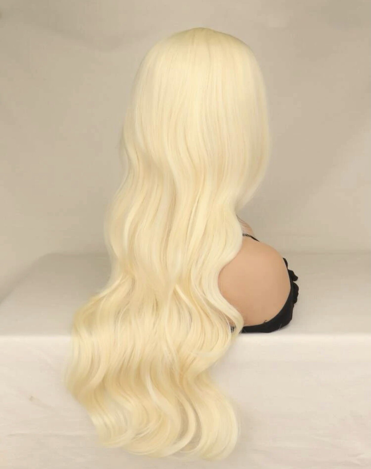 Perruque Synthétique Blonde Dorée Longue Et Ondulée Avec Frange - Bonnet Moyen - +1 Bonnet Offert