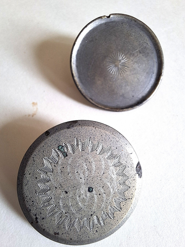 Lot De 12 Boutons Anciens Gris Moucheté Ciselé - Diamètre 1,8 Cm, Réf. 600, France, Occasion