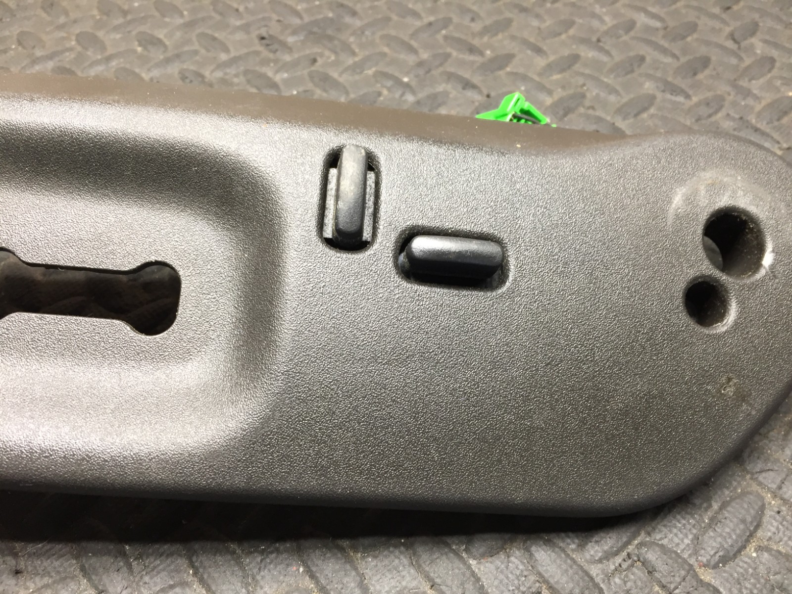 05-13 CHEVROLET CORVETTE C6 FRONT RH SEAT CUSHION PANEL SWITCH ASSEMBLY OEM #2