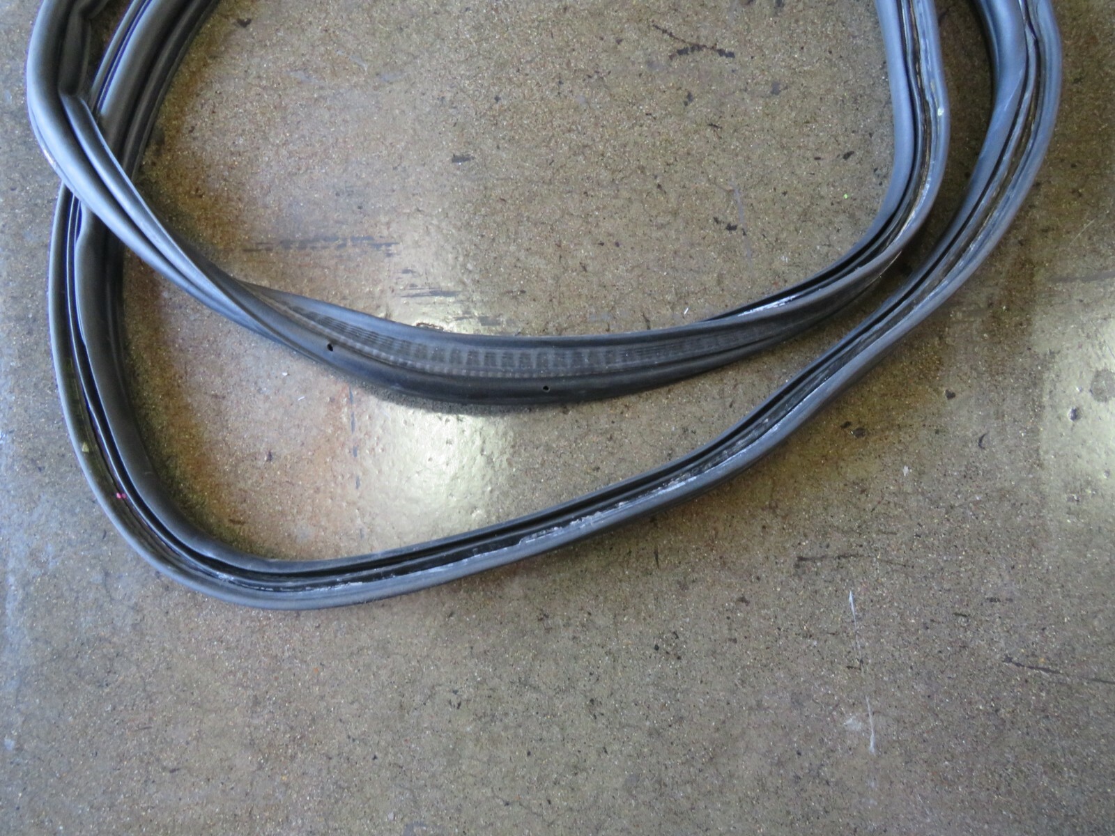2014 Maserati Quattroporte, Trunk Gasket, Used, P/N 670033870