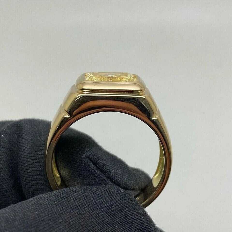 Anillo de banda para hombre de corte esmeralda de 2,50 quilates creado en laboratorio de citrino enchapado en oro amarillo de 14 quilates Foto 2 de 4