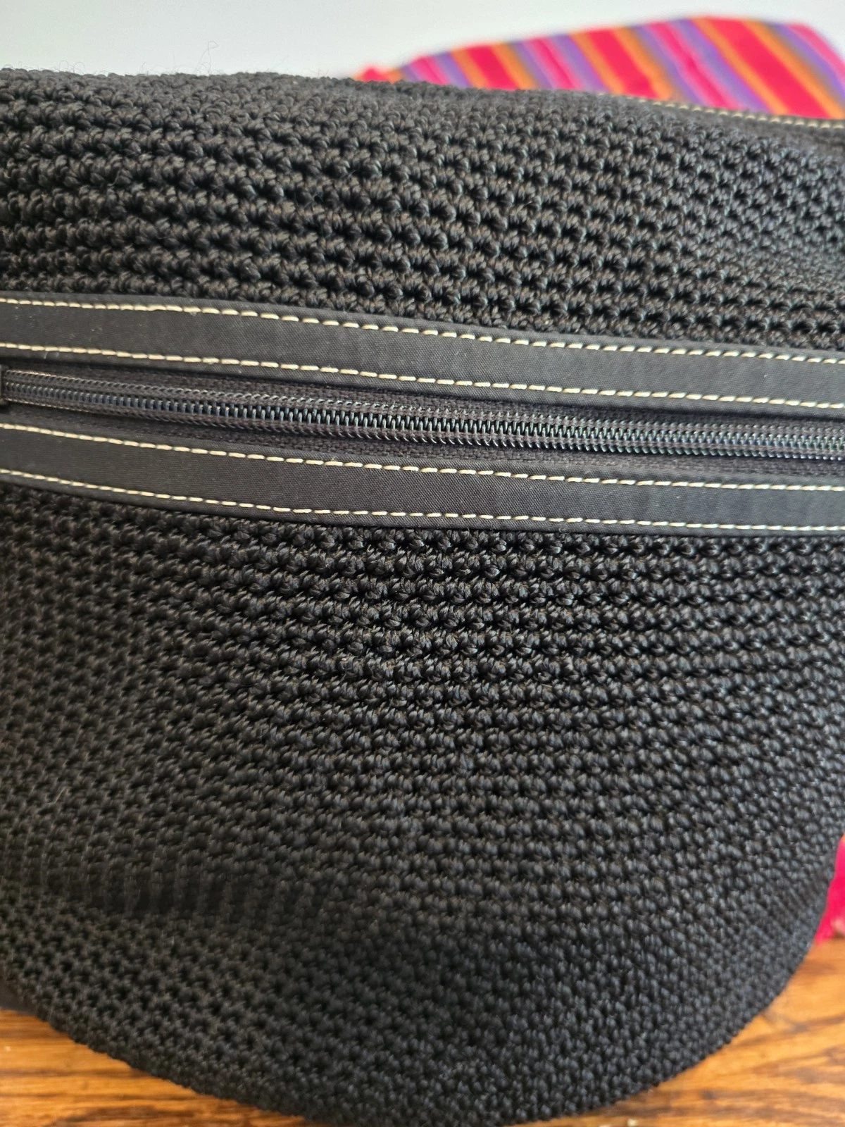 Borsa a tracolla The Sak in maglia nera secchiello borsa 13" x 12" boho