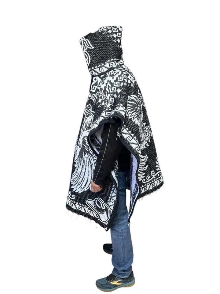 PONCHO MEXICANO CON CAPUCHA, PELEA DE GALLOS, GALLO, OVERSIZE, NEGRO Foto 2 de 3