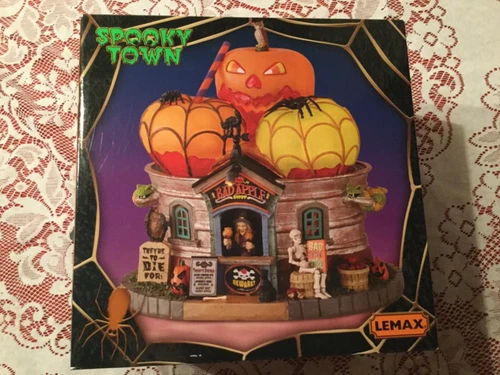NEW LEMAX SPOOKY TOWN HALLOWEEN BAD APPLE SHOP LED LIGHTED BUILDING
