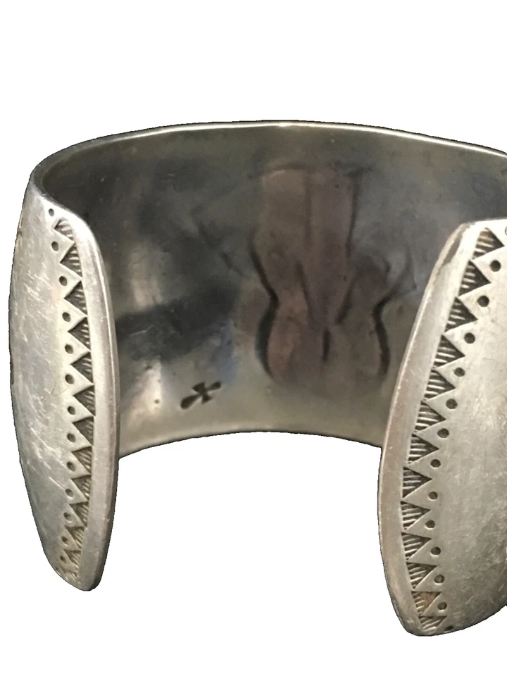 Brazalete Navajo años 70 con incrustaciones de ley turquesa estampado Foto 4 de 4