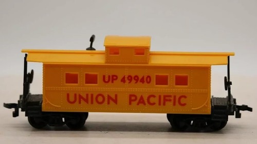 HO Scale Union Pacific UP 49940 Yellow Caboose - Picture 2 of 6