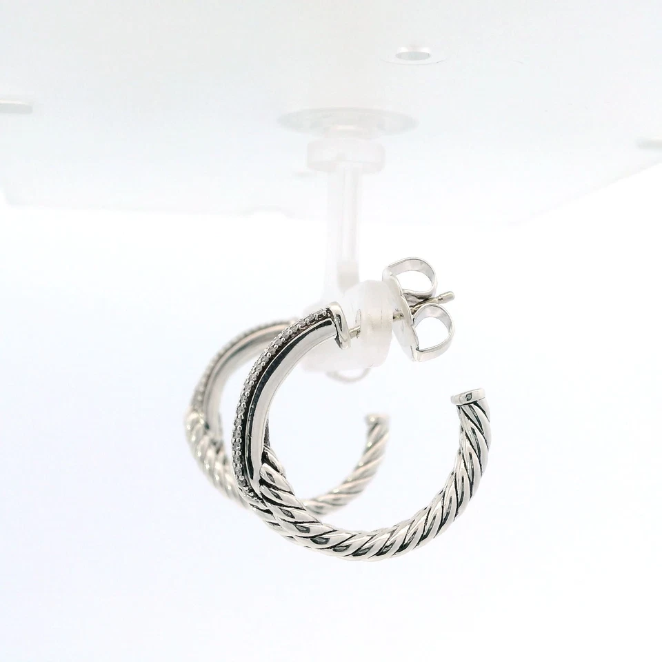 Pendientes tipo argolla laberinto de 13,5 mm con diamantes naturales 0,925 de plata de ley DAVID YURMAN Foto 2 de 4