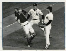 1984 Press Photo Yankees' Toby Harrah & Bob Shirley surrounds Rick Cerone