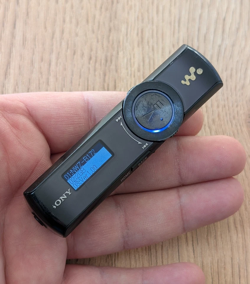 SONY Walkman NWZ-B172 MP3 Player 2GB BLACK with Belt Clip - Image 2 of 4