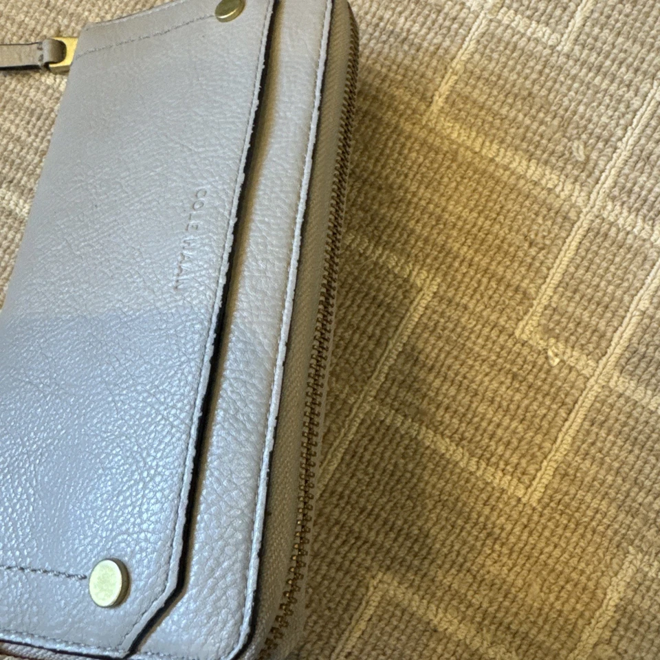 CARTERA COLE HAAN CREMALLERA ALREDEDOR RANURAS PARA TARJETAS DE CRÉDITO/FACTURA CHAROL Gris Usada Foto 4 de 4